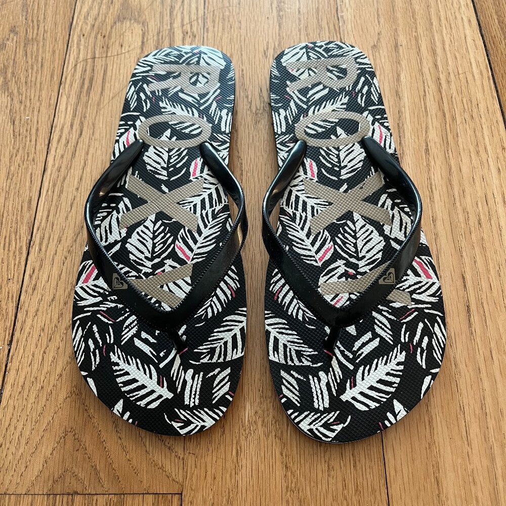 Roxy Flip Flops w/ Tropical Pattern New, Size 8-9